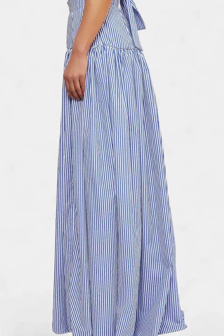 Conjunto Ippolita · Elegancia clásica con camisa a rayas y falda plisada