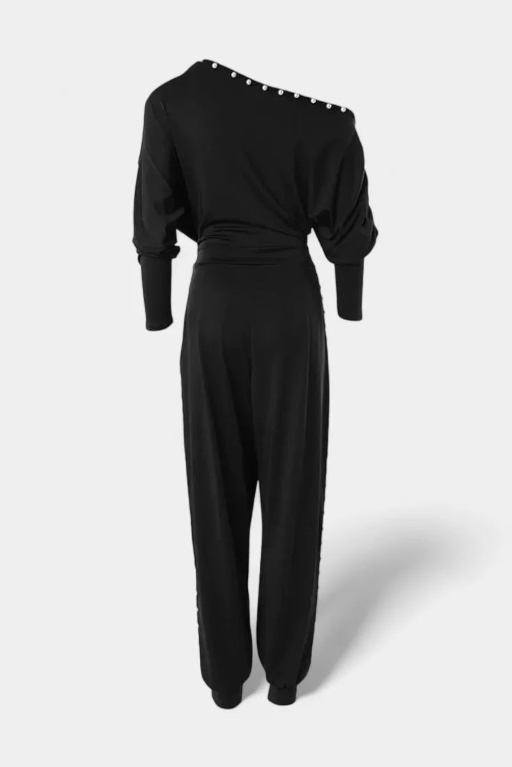 Mono Bianca · Con hombro descubierto y detalles de perlas