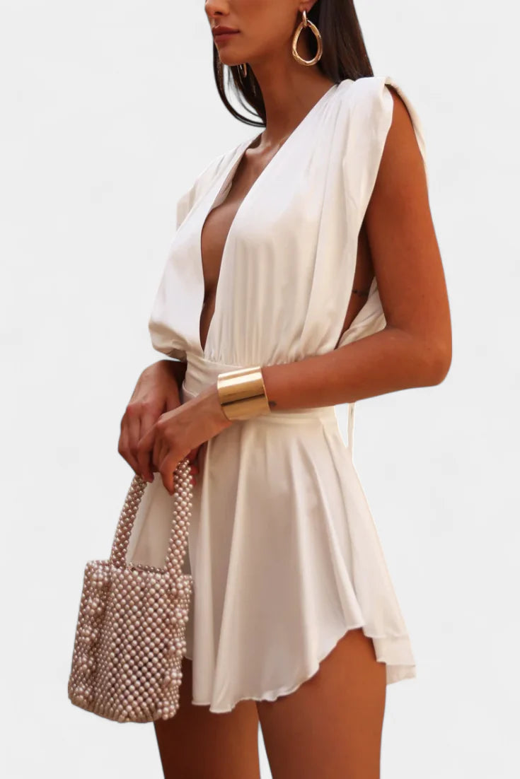 Mono Rosaura · Corto con escote profundo y cintura definida