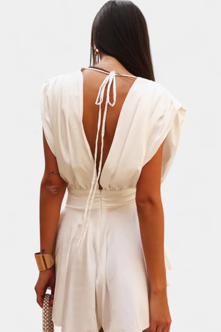 Mono Rosaura · Corto con escote profundo y cintura definida